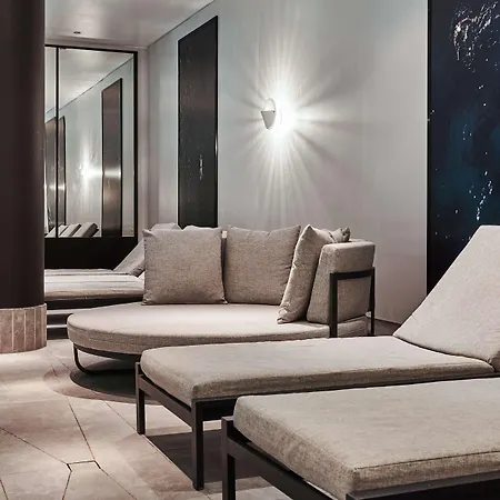 Radisson Collection Hotel, Готель
